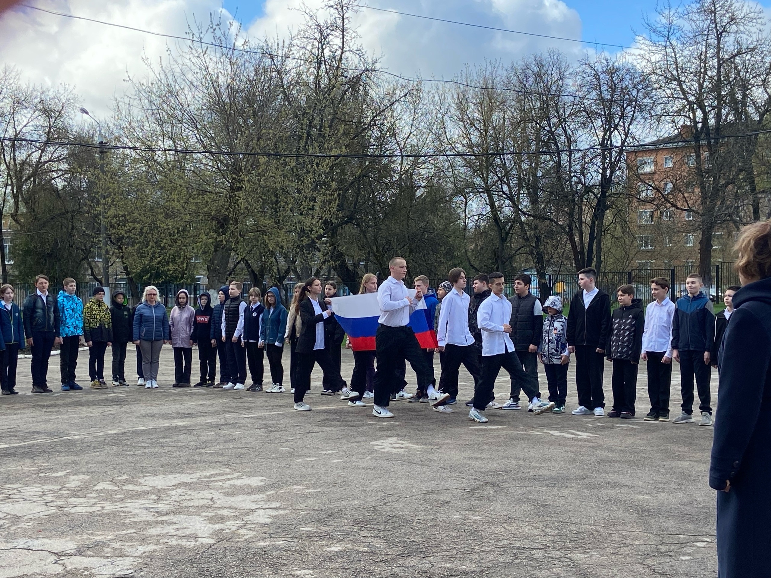 Традиционно учебная неделя в МБОУ ЦО №18 началась с торжественной линейки с выносом флага РФ и исполнения гимна России.