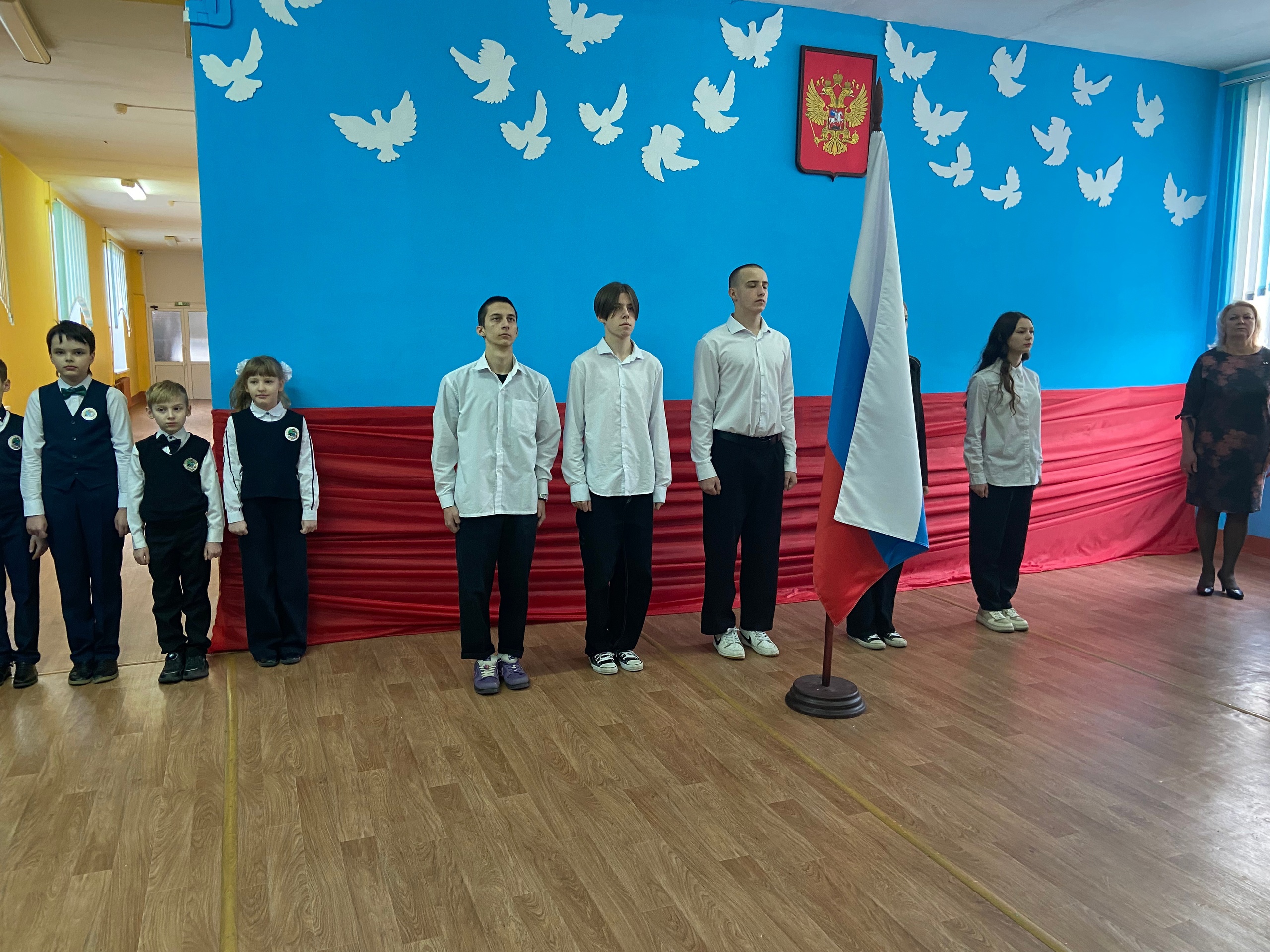Утро понедельника, 26 февраля 2024 года, началось с торжественной церемонии поднятия флага и исполнения гимна Российской Федерации.