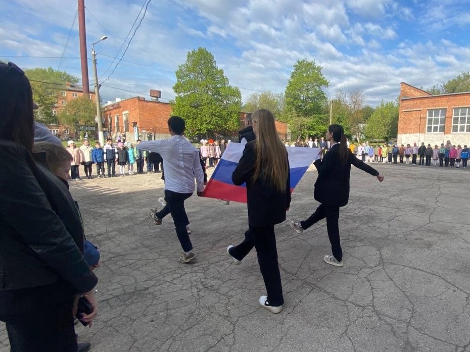 Майская неделя в нашей школе начилась с торжественного момента - выноса флага и исполнения гимна Российской Федерации.
