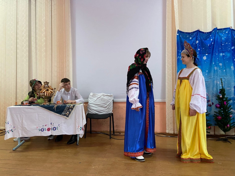 Школьный театр подарил юным зрителям настоящую зимнюю сказку — инсценировку «Морозко».