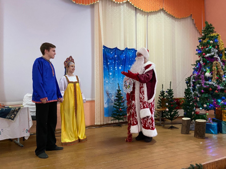 Школьный театр подарил юным зрителям настоящую зимнюю сказку — инсценировку «Морозко».